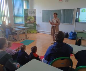 Prowadząca prezentuje różne rodzaje odpadów i omawia zasady ich prawidłowej segregacji.