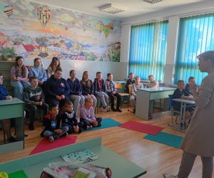 Uczniowie słuchają prelekcji dotyczącej ochrony środowiska i recyklingu.