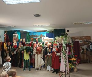 Aktorzy prezentują kukły i bohaterów występujących w spektaklu po zakończeniu przedstawienia.