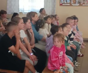 Uczestnicy spektaklu obserwują scenę i losy bohaterów krakowskich legend.
