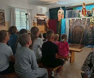 Dzieci oglądają przedstawienie przygotowane przez Teatrzyk Kukiełkowy „Jacy-Tacy”.