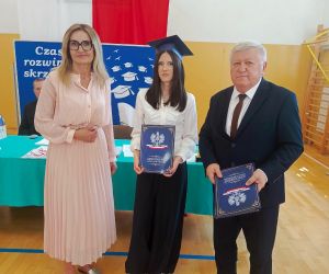 Uczennica klasy ósmej wraz z wychowawcą i panią dyrektor