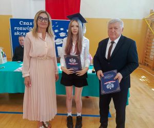 Uczennica klasy ósmej wraz z wychowawcą i panią dyrektor