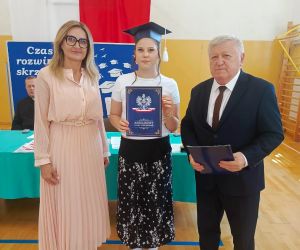 Uczennica klasy ósmej wraz z wychowawcą i panią dyrektor