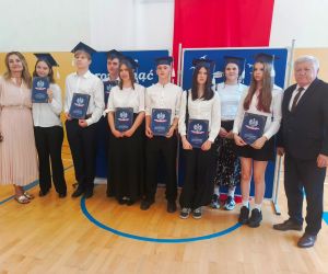 Uczniowie klasy ósmej z panią dyrektor i wychowawcą