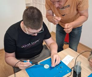 uczeń pracuje z lutownicą
