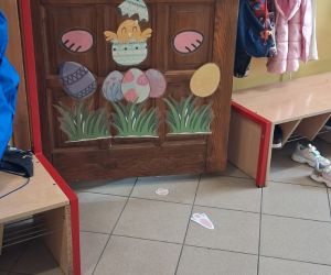 dekoracja na drzwiach do przedszkola
