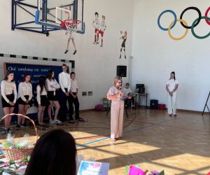 Przewodnicząca Rady Rodziców kieruje słowa do dyrekcji i nauczycieli