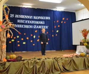 Dziecko występuje na scenie