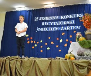 Dziecko występuje na scenie