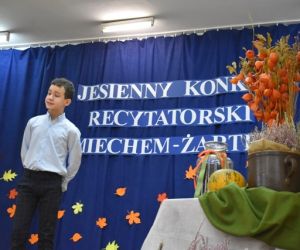 Dziecko występuje na scenie