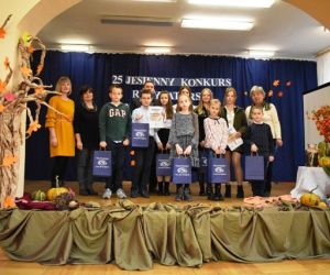 Grupa ludzi na scenie.