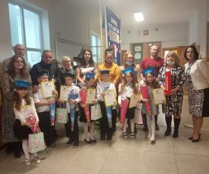 Uczniowie z rodzicami, Panią Dyrektor i wychowawczynią pozują do zdjęcia grupowego