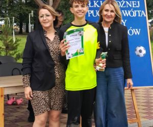 Pamiątkowa fotografia z reprezentantem jednej ze zwycięskich szkół