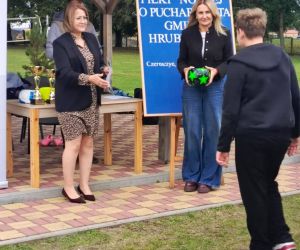 Dyrektor Szkoły Bożena Nowosad wręcza nagrodę jednemu z uczestników turnieju