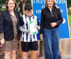 Pamiątkowa fotografia z reprezentantem jednej ze zwycięskich szkół