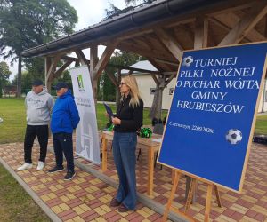 Dyrektor szkoły Bożena Nowosad wita przybyłych młodych piłkarzy