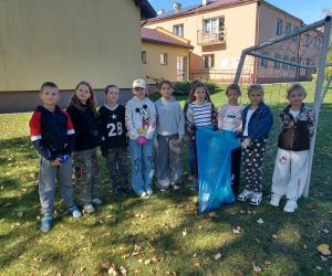Uczniowie klasy trzeciej na boisku szkolnym