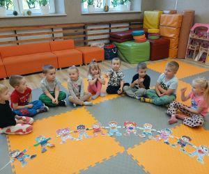 Dzieci podczas zajęć integracyjnych poświęconych budowaniu dobrych relacji w grupie
