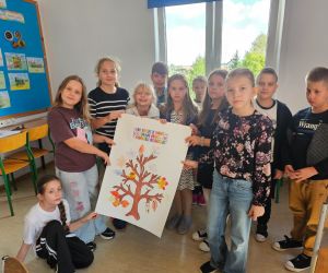 Dzieci prezentują wykonane wspólnie „Drzewo dobrych słów”