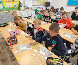Uczniowie wykonują zadania związane z przeciwdziałaniem przemocy rówieśniczej