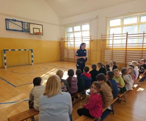 Uczniowie podczas spotkania z funkcjonariuszką Policji dotyczącego bezpieczeństwa i przeciwdziałania przemocy