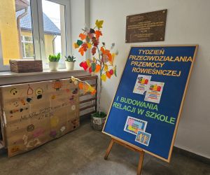 Szkolna ekspozycja przygotowana w ramach Tygodnia Przeciwdziałania Przemocy Rówieśniczej i Budowania Relacji
