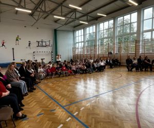 uczniowie, grono pedagogiczne oraz zaproszeni goście oglądają występ