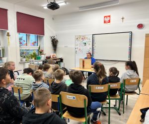 pani bibliotekarka rozmawia z uczniami na temat teatrzyku
