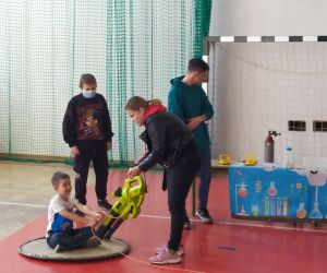 Chłopiec siedzi na kole i trzyma kabel