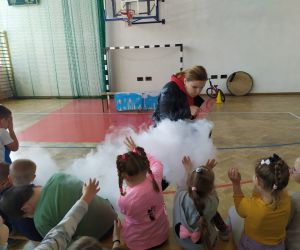 Dzieci dotykają dym, który się unosi