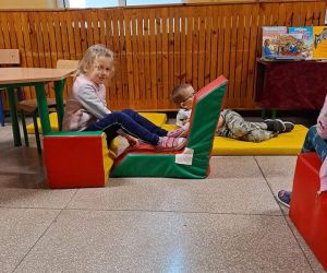 Dziewczynka siedzi na klocku 