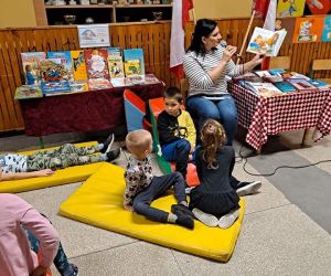Nauczycielka czyta, dzieci słuchają