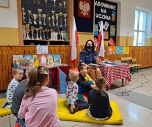 Dzieci słuchają policjantki