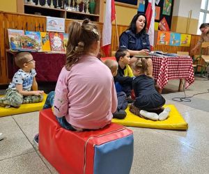 Dzieci słuchają pani policjantki