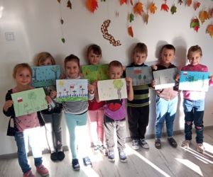 Uczniowie klasy 0 prezentują prace przedstawiające miejsca pamięci narodowej