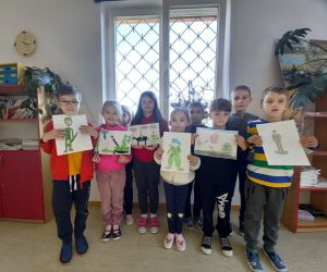 Uczniowie klasy I prezentują prace przedstawiające miejsca pamięci narodowej