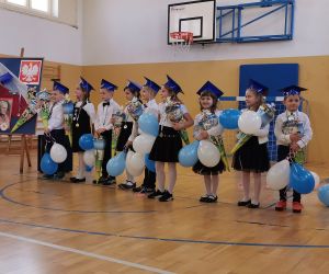 Uczniowie dziękują zaproszonym gościom za udział w ich uroczystości