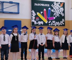 Uczennica recytuje wiersz