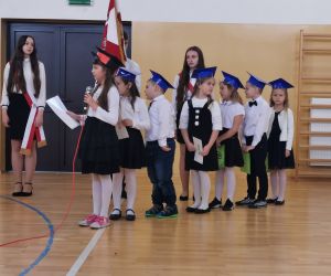 Inscenizacja „Jedzie pociąg…”, przy udziale koleżanki z klasy czwartej