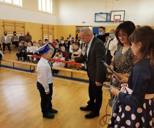 Pan Dyrektor dokonuje symbolicznego pasowania