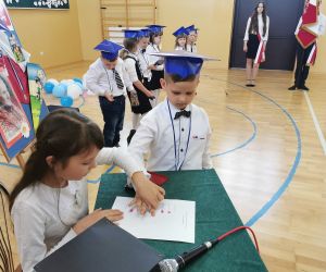 Uczniowie składają podpis pod treścią Ślubowania