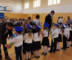 Obecni na uroczystości rodzice składają swoim dzieciom życzenia wraz z upominkami