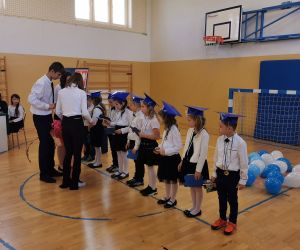 Przedstawiciele Samorządu Uczniowskiego wręczają przygotowane upominki