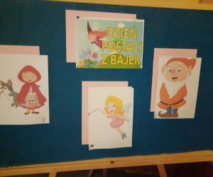 tablica na szkolnym korytarzu informująca o Dniu postaci z bajek