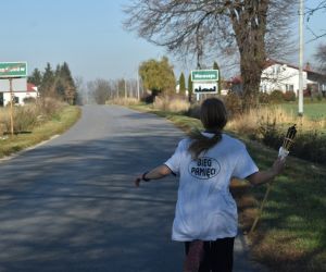 Droga. Jedna osoba biegnie z pochodnią