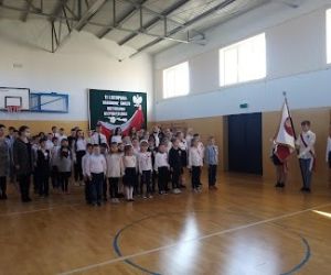 Uczniowie i Nauczyciele śpiewają hymn narodowy