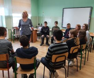 Uczniowie siedzą w kółku a prowadząca rozpoczyna warsztaty od metody