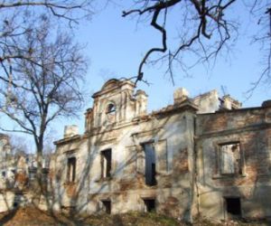 Ruiny starego budynku, dworu