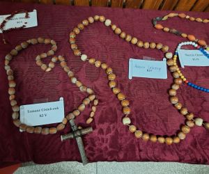 Różance wykonane przez dzieci -różaniesc z orzechów laskowych, pestek, koralików